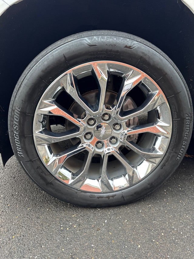 2023 Chevrolet Suburban Premier with Center Buckets and Sunroof in Iridescent Pearl Tintcoat