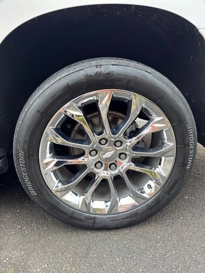 2023 Chevrolet Suburban Premier with Center Buckets and Sunroof in Iridescent Pearl Tintcoat