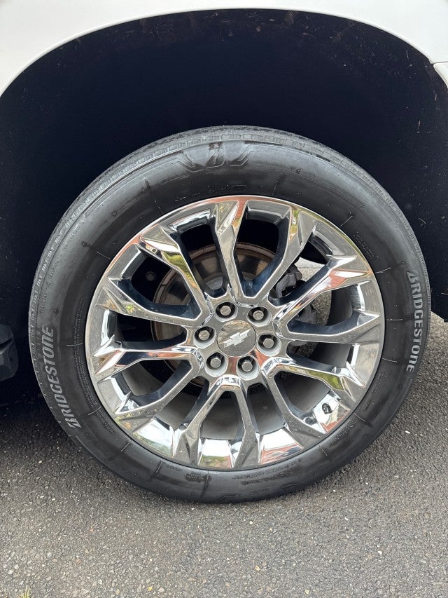 2023 Chevrolet Suburban Premier with Center Buckets and Sunroof in Iridescent Pearl Tintcoat