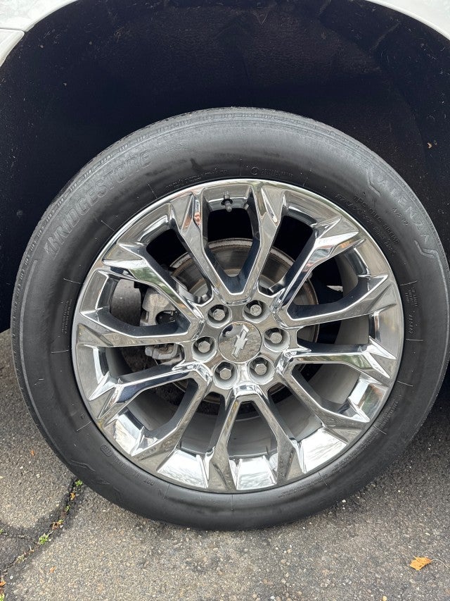 2023 Chevrolet Suburban Premier with Center Buckets and Sunroof in Iridescent Pearl Tintcoat
