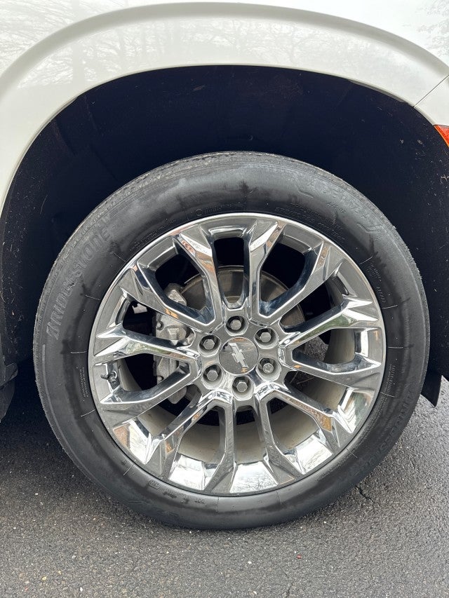 2023 Chevrolet Suburban Premier with Center Buckets and Sunroof in Iridescent Pearl Tintcoat