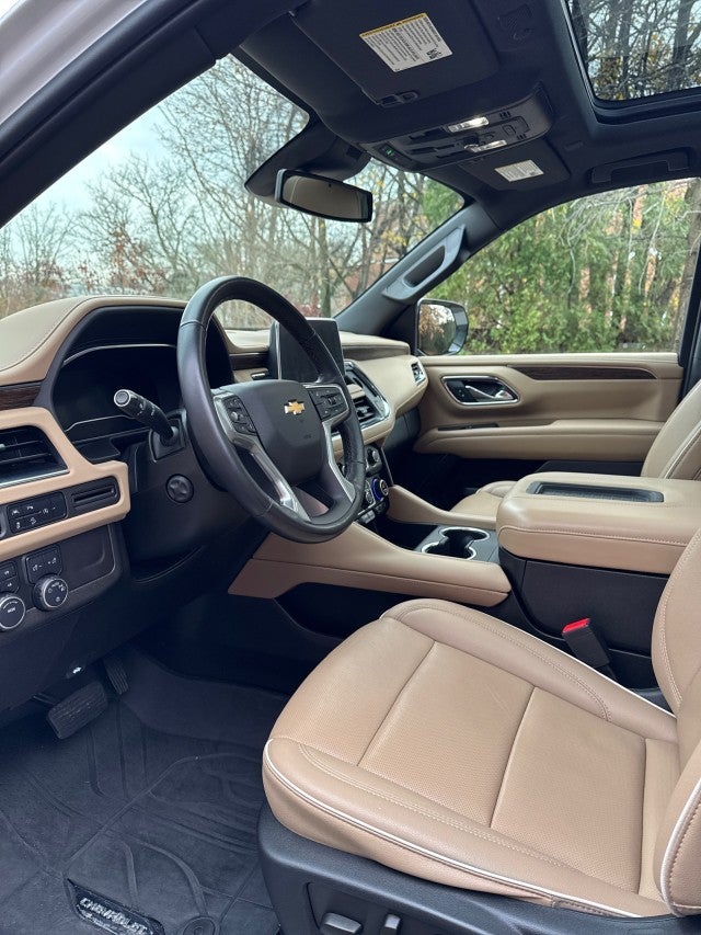 2023 Chevrolet Suburban Premier with Center Buckets and Sunroof in Iridescent Pearl Tintcoat