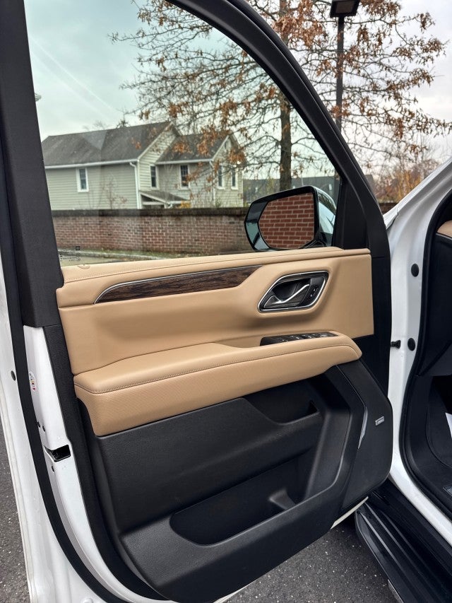 2023 Chevrolet Suburban Premier with Center Buckets and Sunroof in Iridescent Pearl Tintcoat
