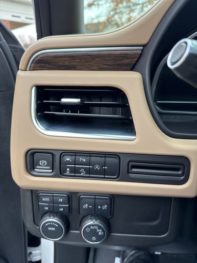 2023 Chevrolet Suburban Premier with Center Buckets and Sunroof in Iridescent Pearl Tintcoat