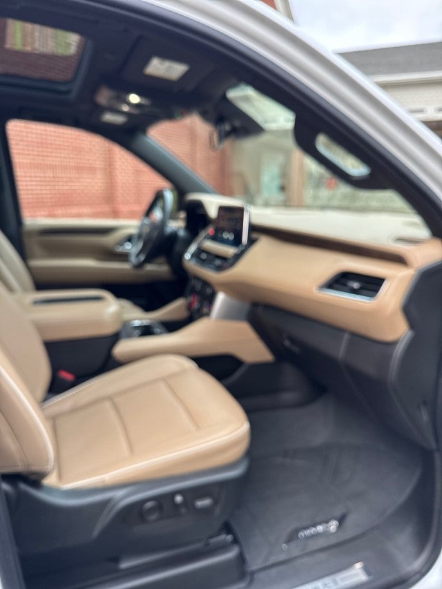 2023 Chevrolet Suburban Premier with Center Buckets and Sunroof in Iridescent Pearl Tintcoat