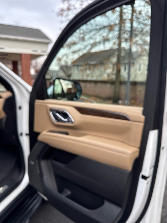 2023 Chevrolet Suburban Premier with Center Buckets and Sunroof in Iridescent Pearl Tintcoat