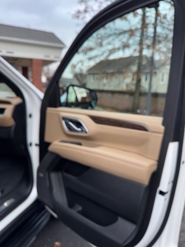 2023 Chevrolet Suburban Premier with Center Buckets and Sunroof in Iridescent Pearl Tintcoat