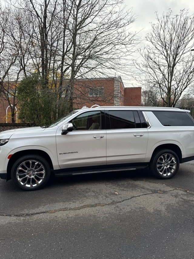 2023 Chevrolet Suburban Premier with Center Buckets and Sunroof in Iridescent Pearl Tintcoat