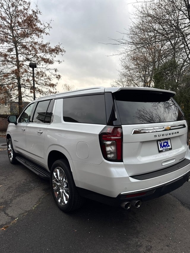 2023 Chevrolet Suburban Premier with Center Buckets and Sunroof in Iridescent Pearl Tintcoat