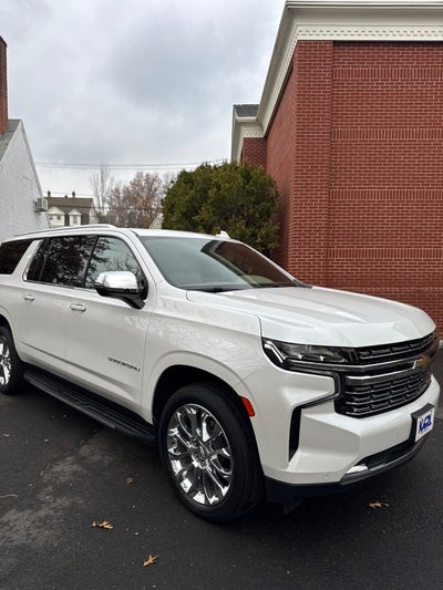 2023 Chevrolet Suburban Premier with Center Buckets and Sunroof in Iridescent Pearl Tintcoat