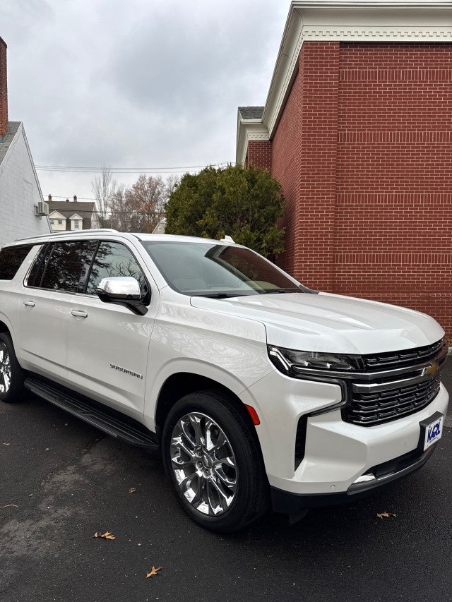 2023 Chevrolet Suburban Premier with Center Buckets and Sunroof in Iridescent Pearl Tintcoat