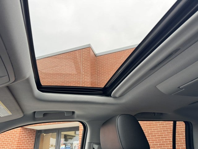 2017 Chevrolet Suburban LT, 2nd Row Buckets, Brand NEW GM Transmission with warranty